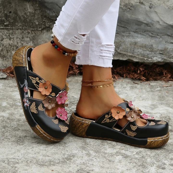 Ninette™ - Elegant retro sandals with floral detail
