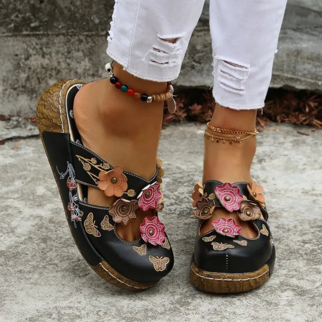 Ninette™ - Elegant retro sandals with floral detail